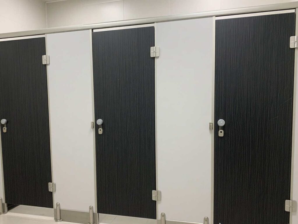 Toilet Partisi Phenolic: Solusi Tahan Lama untuk Toilet Modern Toilet Partisi Phenolic: Solusi Tahan Lama untuk Toilet Modern