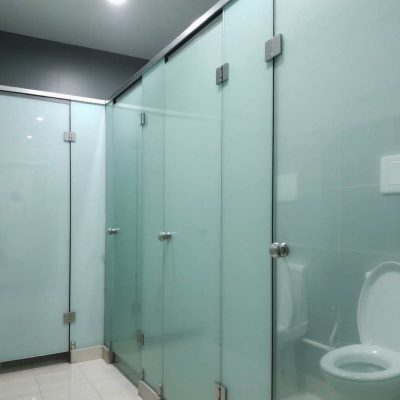 Jual Pasang Partisi Toilet Kaca 4